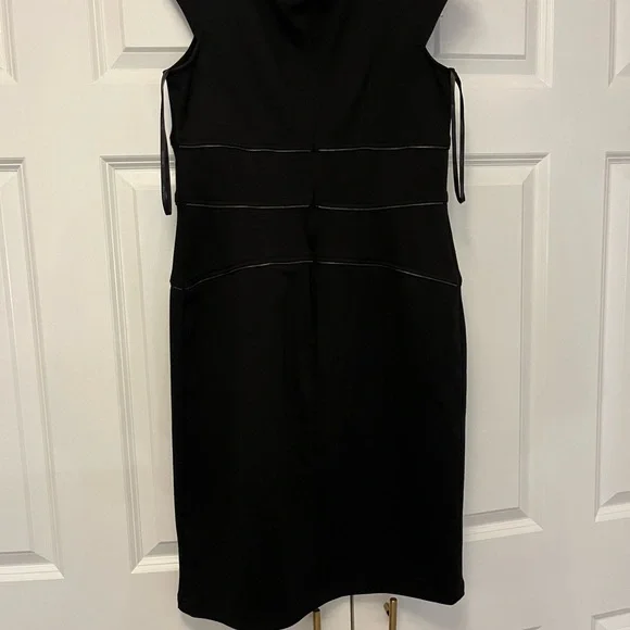 Calvin Klein Zipper detail dress. Size 6 - Picture 3 of 3